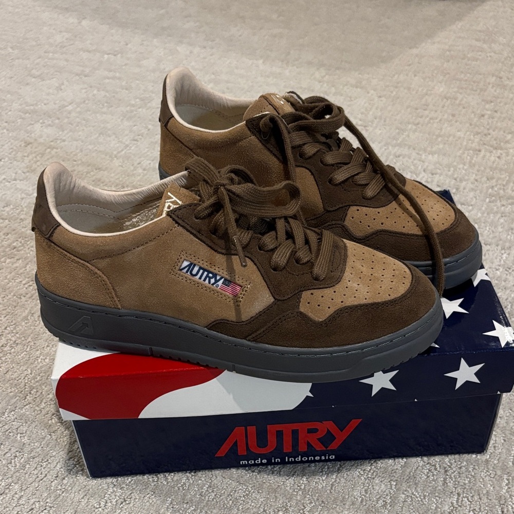 NIB Autry Medalist Low Sneakers in Suede Cognac